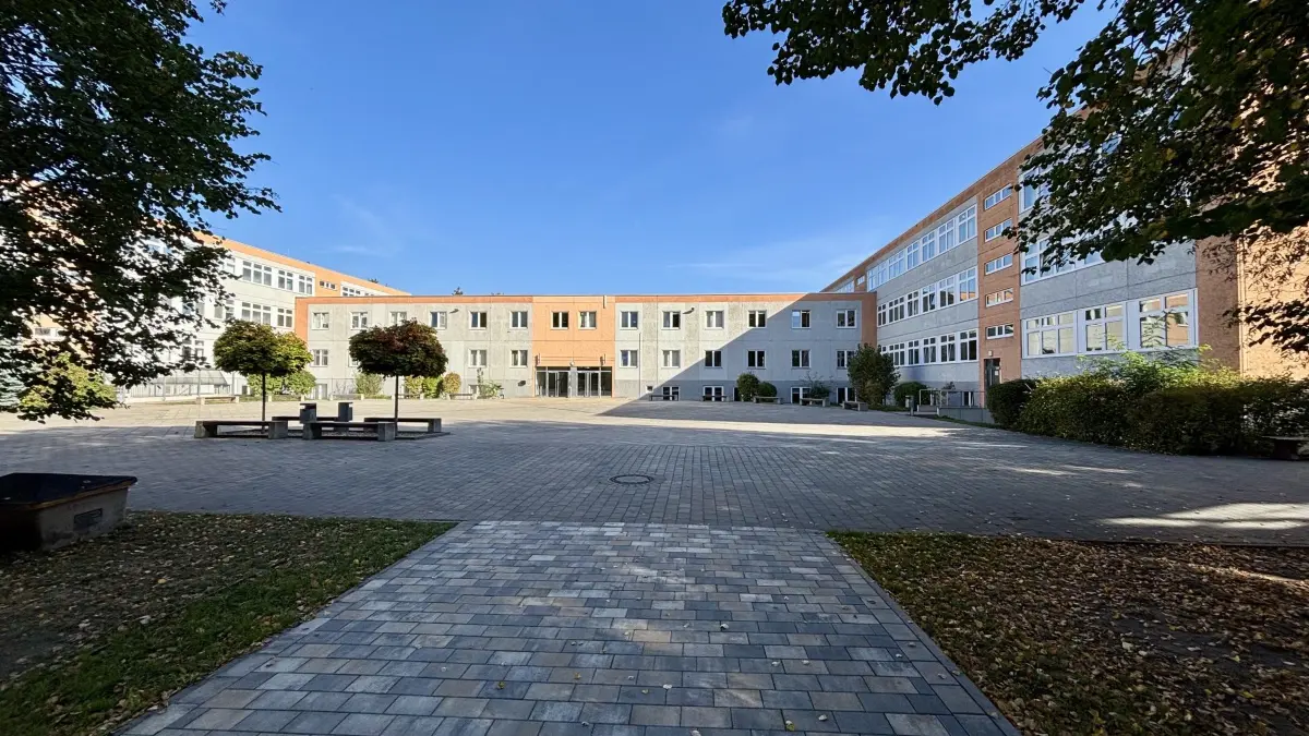 Das Landau-Gymnasium Weißwasser ist in einem Typenbau aus DDR-Zeiten untergebracht. Es soll durch einen Neubau abgelöst werden.