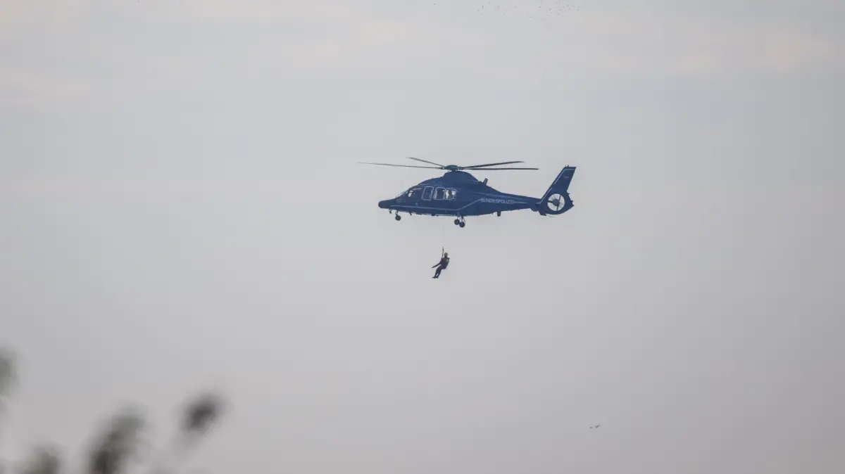 Ein Hubschrauber der Bundespolizei kreist über dem Geierswalder See - wenige Kilometer entfernt wird ein vermisster Bootsführer am Senftenberger See gesucht.