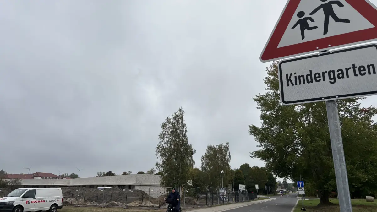 In der Chransdorfer Straße von Großräschen weisen bereits Verkehrszeichen auf die künftige Kita an Ecke der Wilhelm-Pieck-Straße hin. Das neue "Spatzennest" ist noch von einem Bauzaun umgeben, dabei sollte der Umzug Ende Oktober erfolgen.