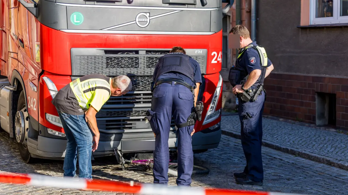 In der Torgauer Straße in Uebigau hat ein Silo-Lkw eine Radfahrerin erfasst und tödlich verletzt. Weshalb eine alte Straßendiskussion jetzt wieder aufflammt.