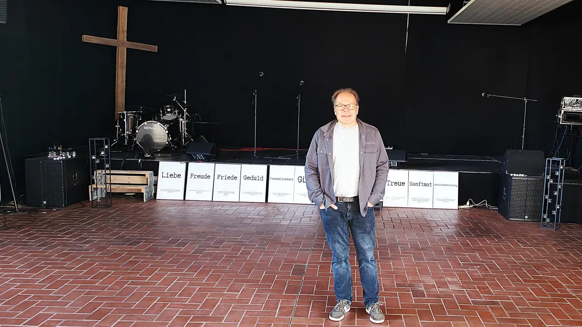 Norbert Binder steht im Veranstaltungssaal des Erlebnishofes FeG Hoyerswerda.