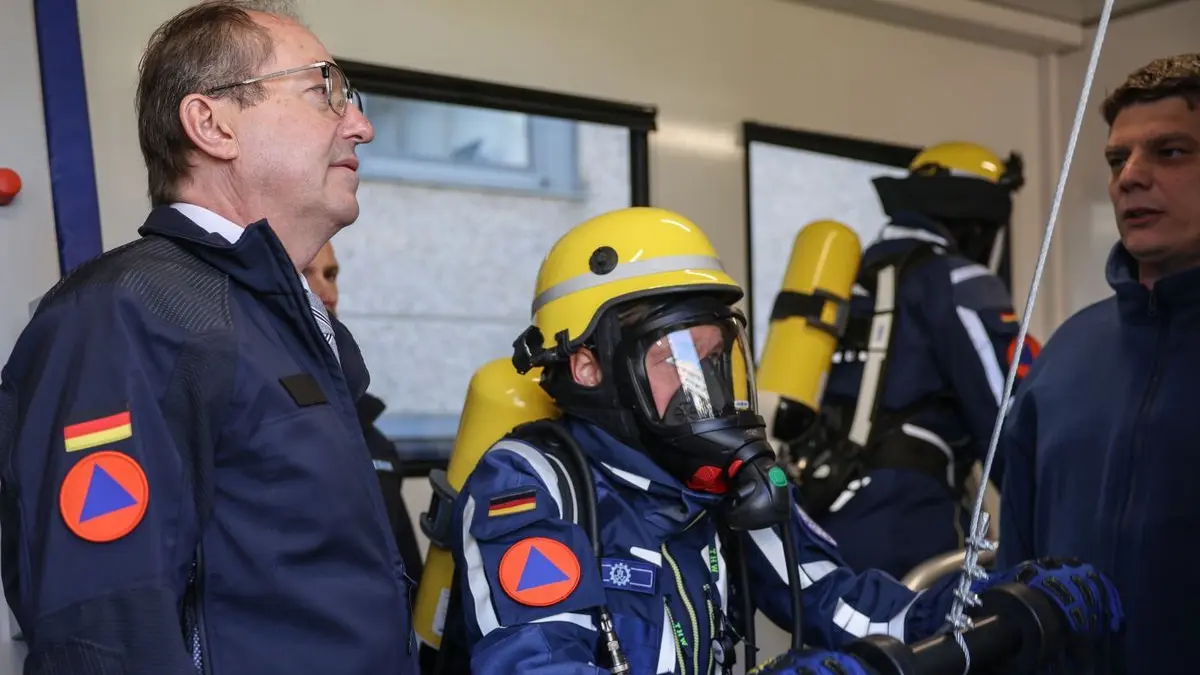 Alexander Dobrindt (li.,) verfolgt beim Technischen Hilfswerk (THW) eine Übung mit Mitarbeitern mit Atemschutzmaske. Der Bundesinnenminister besucht das Technische Hilfswerk und das Bundesamt für Bevölkerungsschutz und Katastrophenhilfe (BBK).