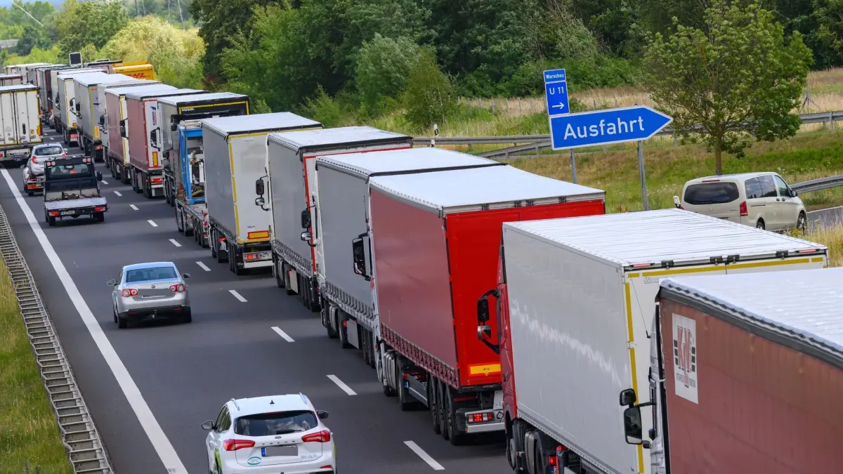 Hier wird Export und Import abgewickelt: die A12 bei Frankfurt (Oder). Lkw auf dem Weg mit Gütern auf dem Weg aus Richtung Berlin nach Polen.