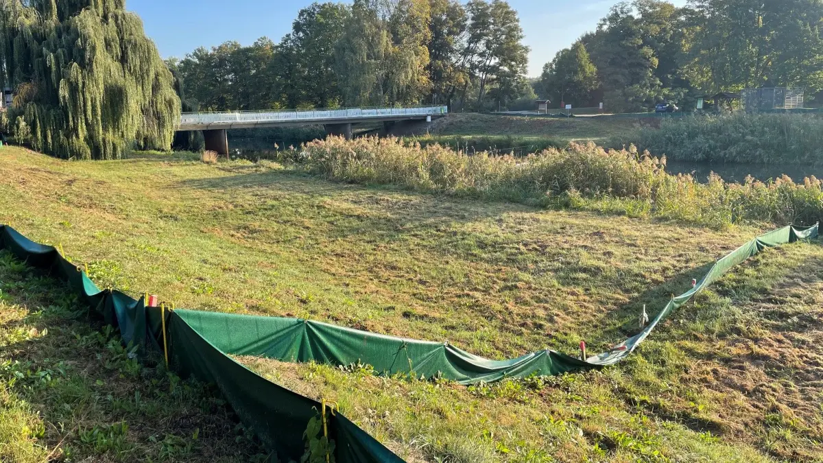 Das Baufeld für die Behelfsbrücke über die Schwarze Elster in Wahrenbrück ist abgesteckt. Weshalb sich der Baustart leicht verzögern wird.