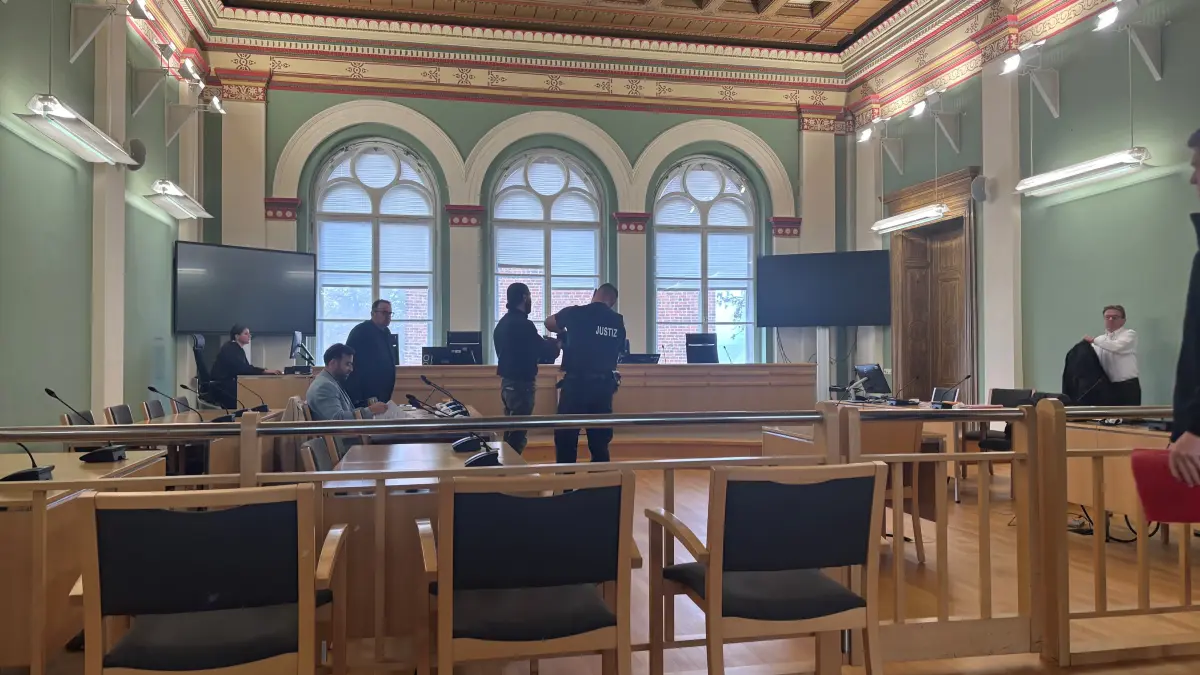 Im Schutzgeld-Prozess von Cottbus wird jetzt nur noch gegen einen der drei mutmaßlichen Erpresser verhandelt. Der Mann wird aus der U-Haft vorgeführt. Überraschend hat er jetzt zu einem schweren Vorwurf geredet - das lässt den Fall in einem neuen Licht erscheinen.