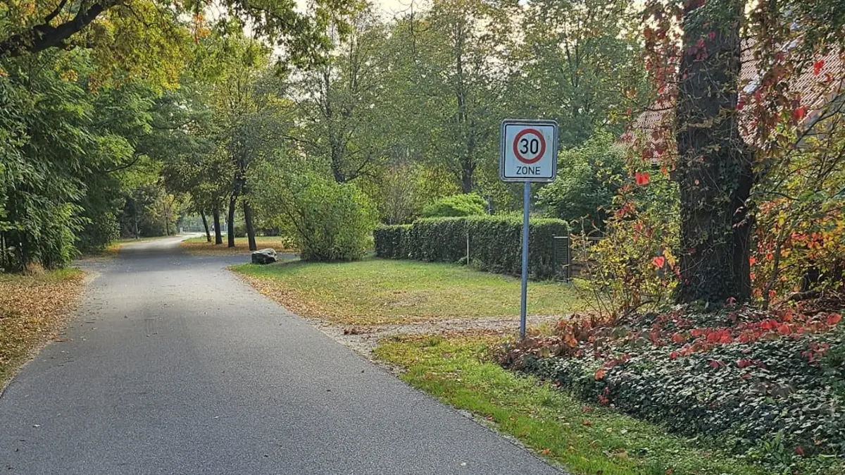 In der Ortschaft Egsdorf in Luckau gilt Tempo 30. Trotzdem rasen hier die Autofahrer durch. Die Anwohner sind sauer.