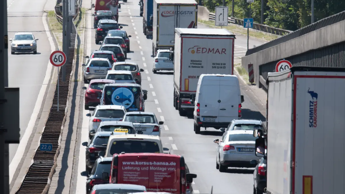 A100 wegen Bauarbeiten auf der Rudolf-Wissell-Brücke im Stau. Foto: Ralf Hirschberger/dpa +++ dpa-Bildfunk +++