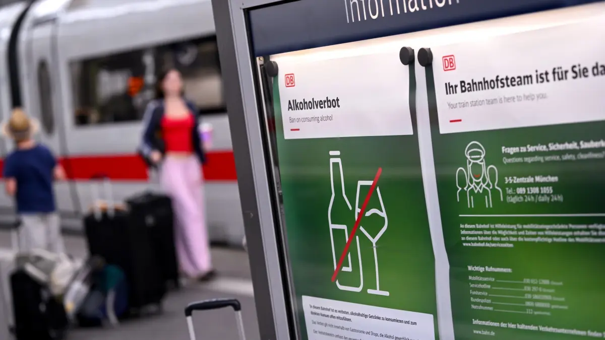 Alkoholverbot an Bahnhöfen: Die Bahn verbietet Alkoholkonsum an ihren Bahnhöfen - ab Mitte Oktober gilt das bundesweit. (zu dpa: «Bahnsteig-Bier bald verboten: Was Reisende jetzt noch dürfen»)