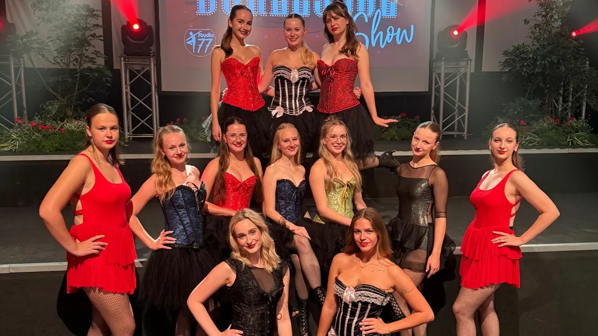Die Burlesque Show „Chicago Nights“ feiert am 21. November 2026 Premiere im Schlossberg Luckau. Wie das Ensemble des Tanzstudio 77 das verrauchte Nachtleben der US-Metropole mit seinem Glanz, dem Broadway-Groove und der Sinnlichkeit der Nächte Chicagos auf die Bühne in Luckau bringt.