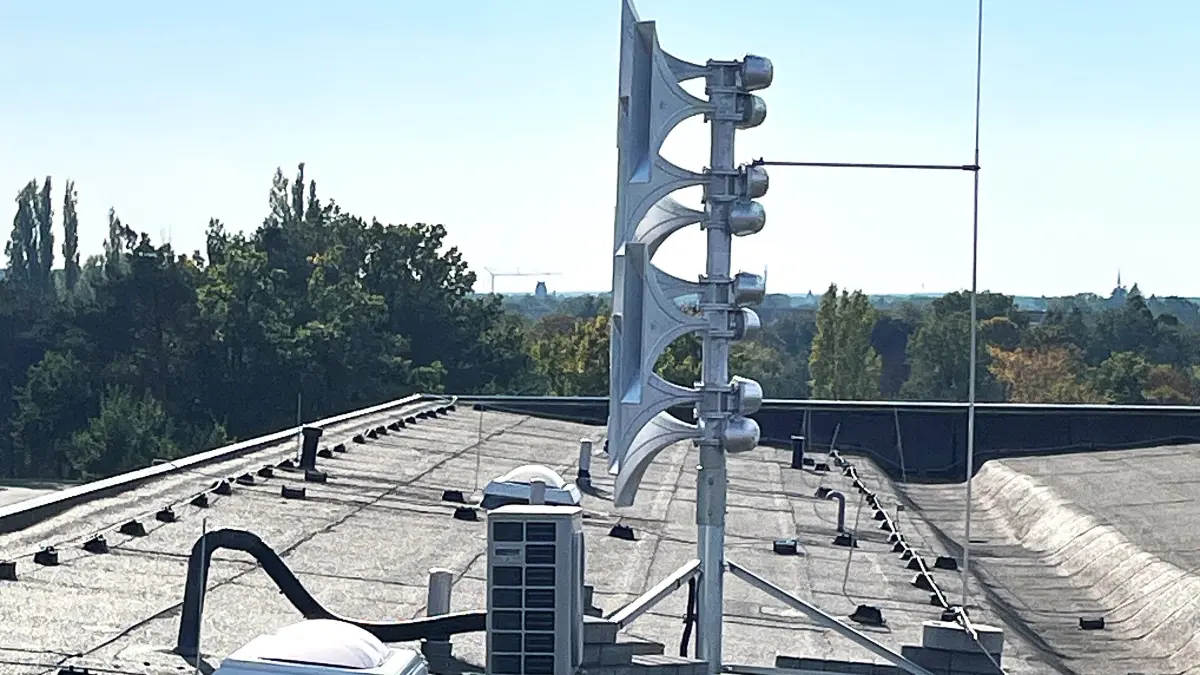 Der Ton der acht elektronischen Hörner ist in weiten Teilen der Neustadt von Hoyerswerda hörbar.
