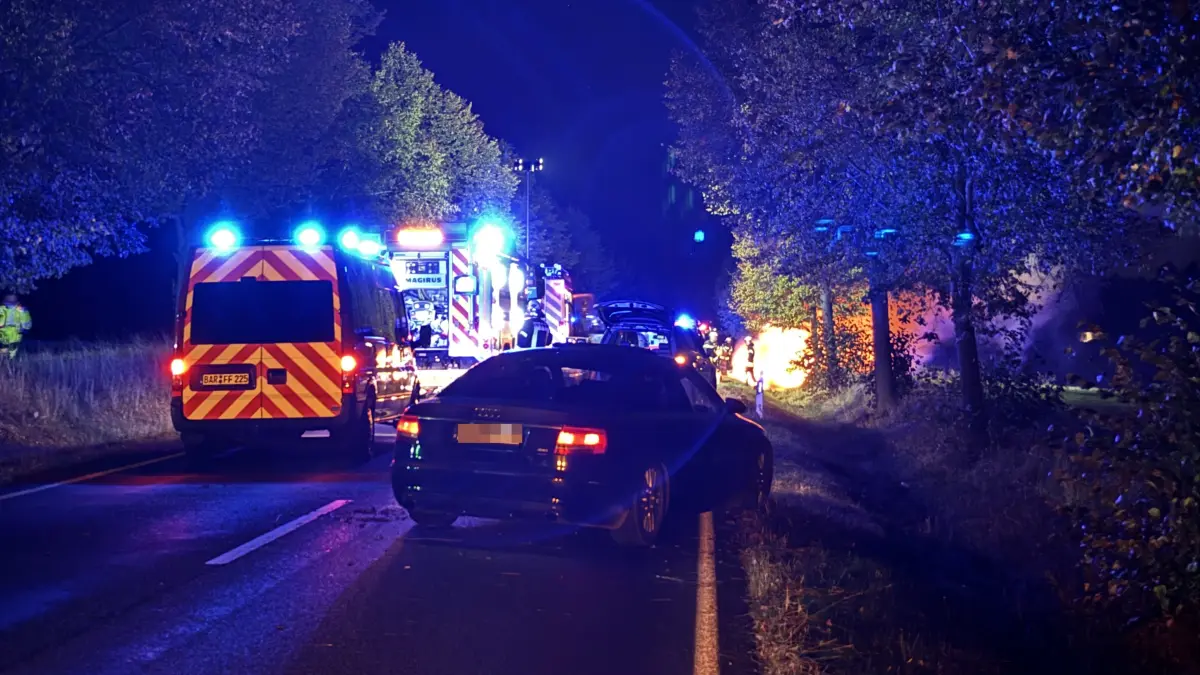 Das Unfallauto liegt am Mittwochabend brennend im Straßengraben an der L200 zwischen Biesenthal und Wullwinkel. Bei dem Zusammenstoß mit drei Mopeds starben vier junge Menschen.