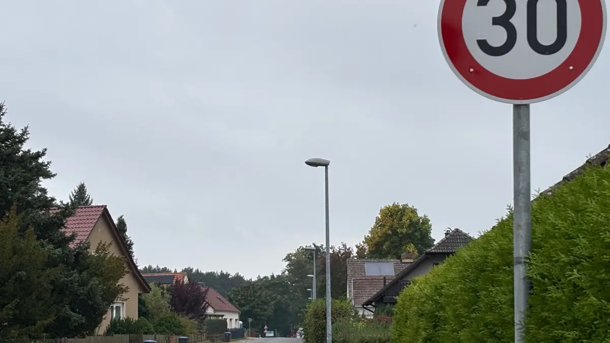 In Großkoschen gibt es seit Kurzem einen neuen Tempo-30-Bereich. Autofahrer sollten sich darauf einstellen, denn über kurz oder lang könnte eine Geschwindigkeitsüberschreitung ziemlich teuer werden.