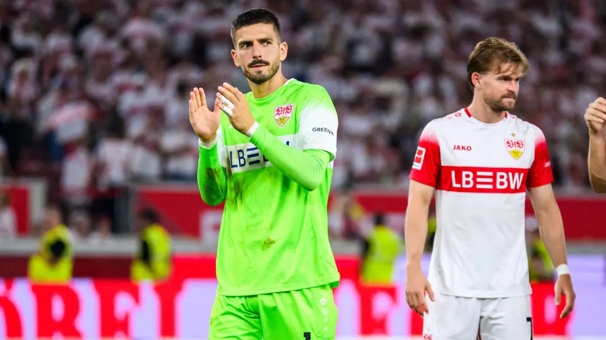 Fabian Bredlow: Fußball, Männer: Bundesliga, VfB Stuttgart - 1. FC Köln, 2. Spieltag, MHPArena. Torwart Fabian Bredlow (l, VfB Stuttgart) bedankt sich neben Teamkollege Maximilian Mittelstädt nach dem Spiel bei den Fans für die Unterstützung. (zu dpa: «Debüt unter Druck: Seimen nun Nummer eins im VfB-Tor»)