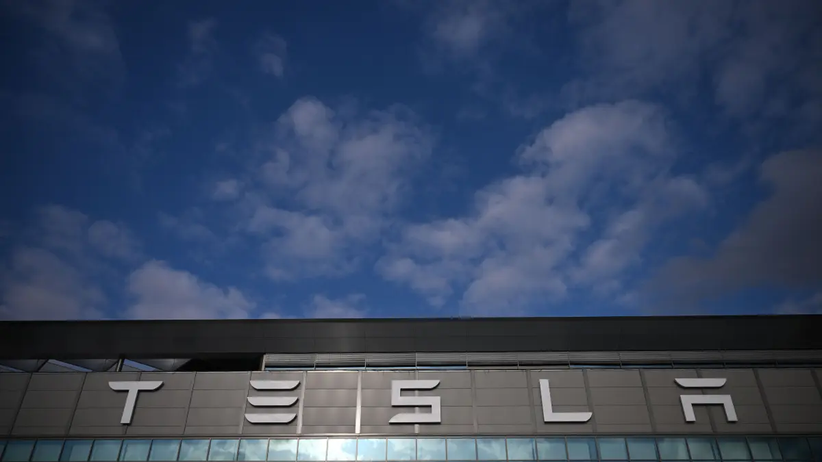 Der Schriftzug der Tesla Gigafactory Berlin Brandenburg. In der Tesla-Autofabrik in Grünheide stand die Produktion wegen eines Stromausfalls still nach einem Anschlag auf einen Strommasten still.