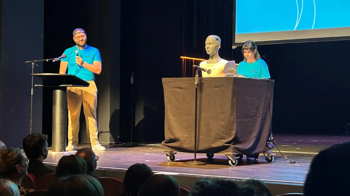 Studenten zeigen beim Semesterauftakt der BTU im Senftenberger Theater, woran sie gerade forschen. Im Dialog mit echten Menschen hat die humanoide Roboter-Büste namens Ami hat meistens das letzte Wort.