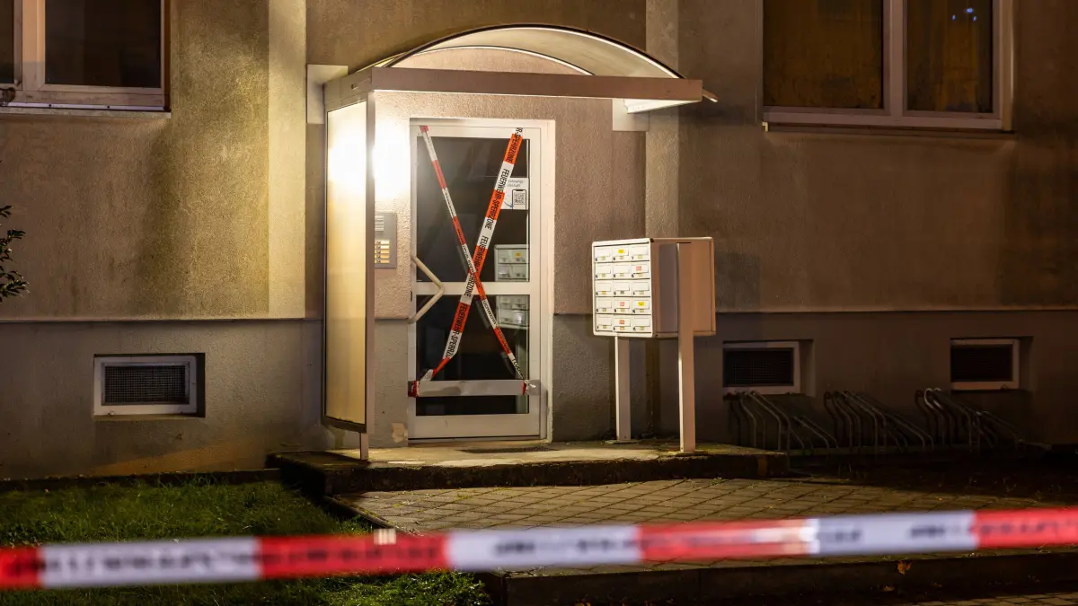 Aus einem Mehrfamilienhaus in der Weinbergstraße in Lauchhammer mussten die Mieter evakuiert werden.