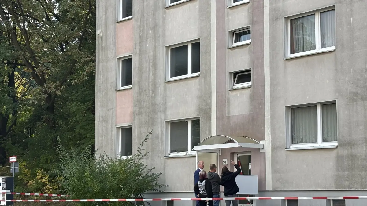 Lauchhammers Bürgermeister Mirko Buhr und Mitarbeiter der Behörden inspizieren den betroffenen Wohnblock in der Weinbergstraße.