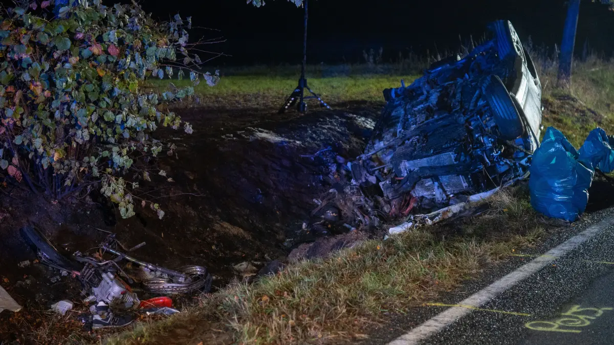 Der verunfallte Pkw auf der L200 in Biesenthal. Bei dem schrecklichen Unfall wurden vier Jugendliche im Alter von 14, 15, 16 und 19 Jahren getötet.