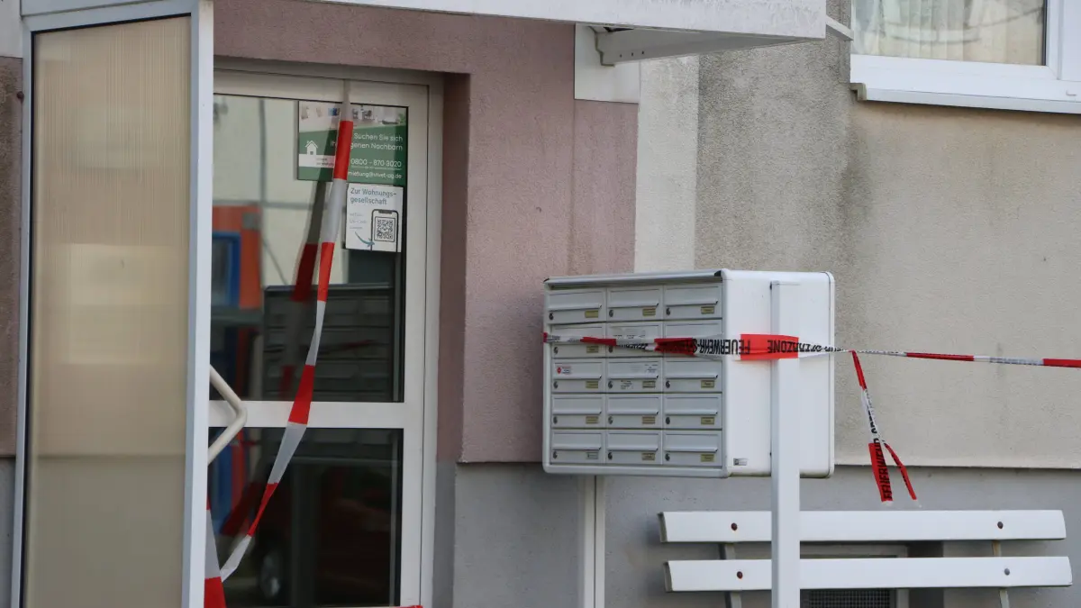 Ein abgesperrter Eingang des Wohnhauses in der Weinbergstraße in Lauchhammer-Mitte. Haben die gfestgestellten Schäden etwas mit dem Altbergbau zu tun?