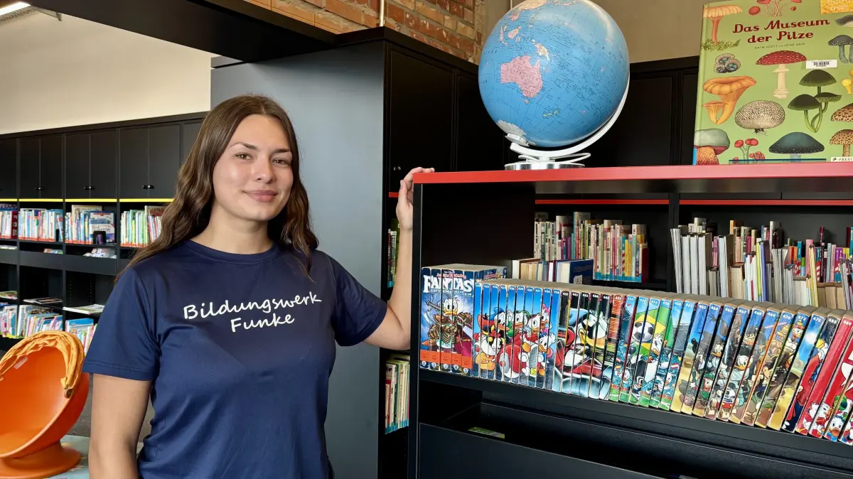 Romy Funke ist Lehramtsstudentin in Dresden. In der Stadtbibliothek Weißwasser bietet sie nun ein neues Ferienprojekt an.
