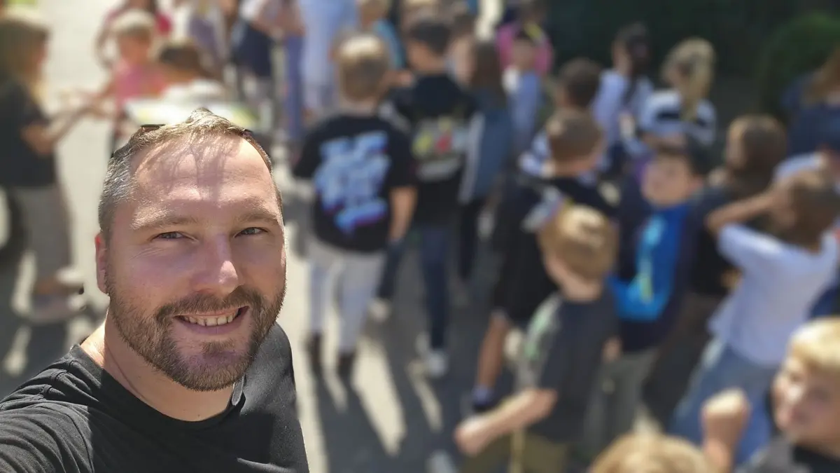 Matthias Weiland hat zum Saisonabschluss seiner Imbissangebote in Bad Erna und Tröbitz 435 Eis unter Schülern verteilt. Ein Problem wird ihn weiterhin beschäftigen.