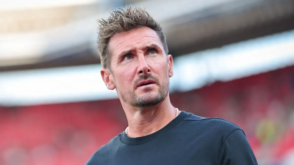 Miroslav Klose: ARCHIV - 11.09.2026, Bayern, Nürnberg: Fußball, Männer: 2. Bundesliga, 1. FC Nürnberg - Hannover 96, 5. Spieltag im Max-Morlock-Stadion. Trainer Miroslav Klose (1. FC Nürnberg) steht vor Spielbeginn auf dem Platz. (zu dpa: «Klose vor Zweitliga-Topduell: «Brauchen fantastisches Spiel»») Foto: Daniel Karmann/dpa +++ dpa-Bildfunk +++