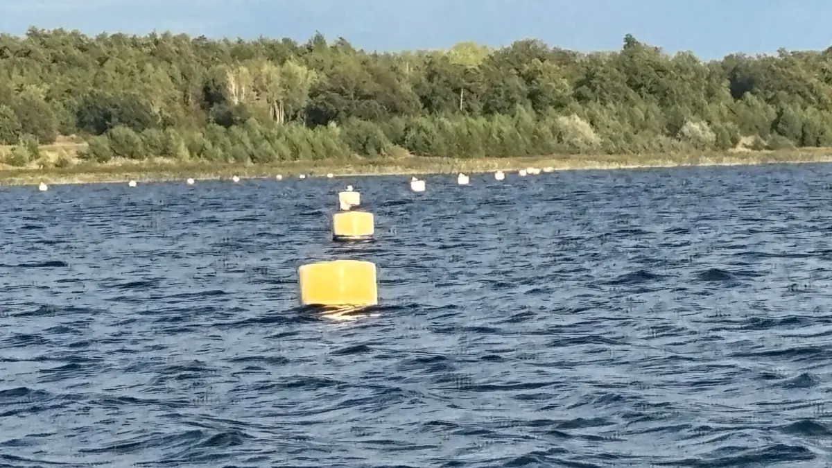 Blick auf die Bojenkette im nordöstlichen Teil des Großräschener Sees. Diese hat eine besondere Funktion, die aus der Historie des Gewässers herrührt.