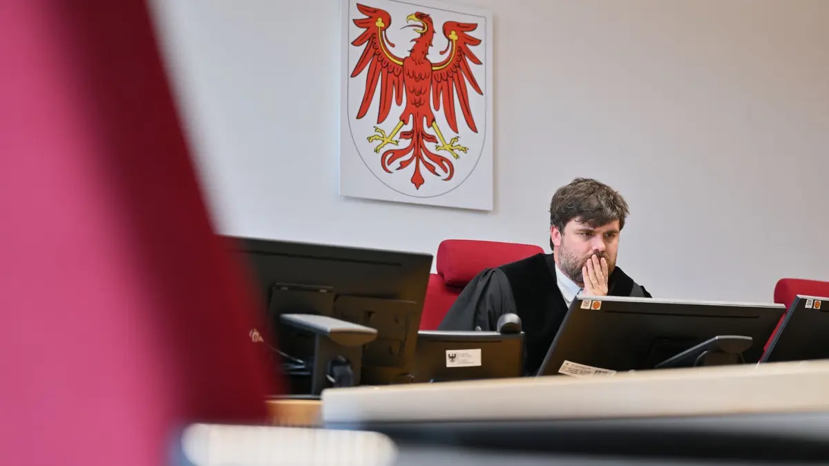 Beginn Zivilverfahren gegen Sparkasse Märkisch Oderland: Christopher Gerhardt, Richter am Landgericht Frankfurt (Oder), wartet in einem Verhandlungssaal auf den Beginn des Zivilverfahrens gegen die Sparkasse Märkisch Oderland. An Ostern 2023 haben Einbrecher in Strausberg 300 Schließfächer ausgeräumt. Heute startete der Zivilstreit geschädigter Schließfachinhaber gegen die Sparkasse Märkisch Oderland. In zwei Verfahren geht es um Bargeld und Wertgegenstände in Höhe von rund 13.000 Euro und rund 20.000 Euro. Ein Gutachten hatte Sicherheitsmängel in der Strausberger Filiale aufgezeigt. (zu dpa: «Millionen-Coup: Schließfachbesitzer klagen nach Bankeinbruch»)