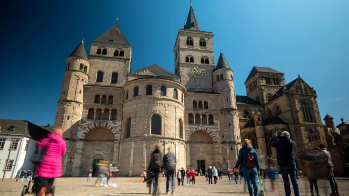 Dom zu Trier: ARCHIV - 04.04.2023, Rheinland-Pfalz, Trier: Menschen gehen über den Domfreihof vor dem Dom. (zu dpa: «Bistum Trier: Hunderte Missbrauchsopfer in Nachkriegszeit») Foto: Harald Tittel/dpa +++ dpa-Bildfunk +++