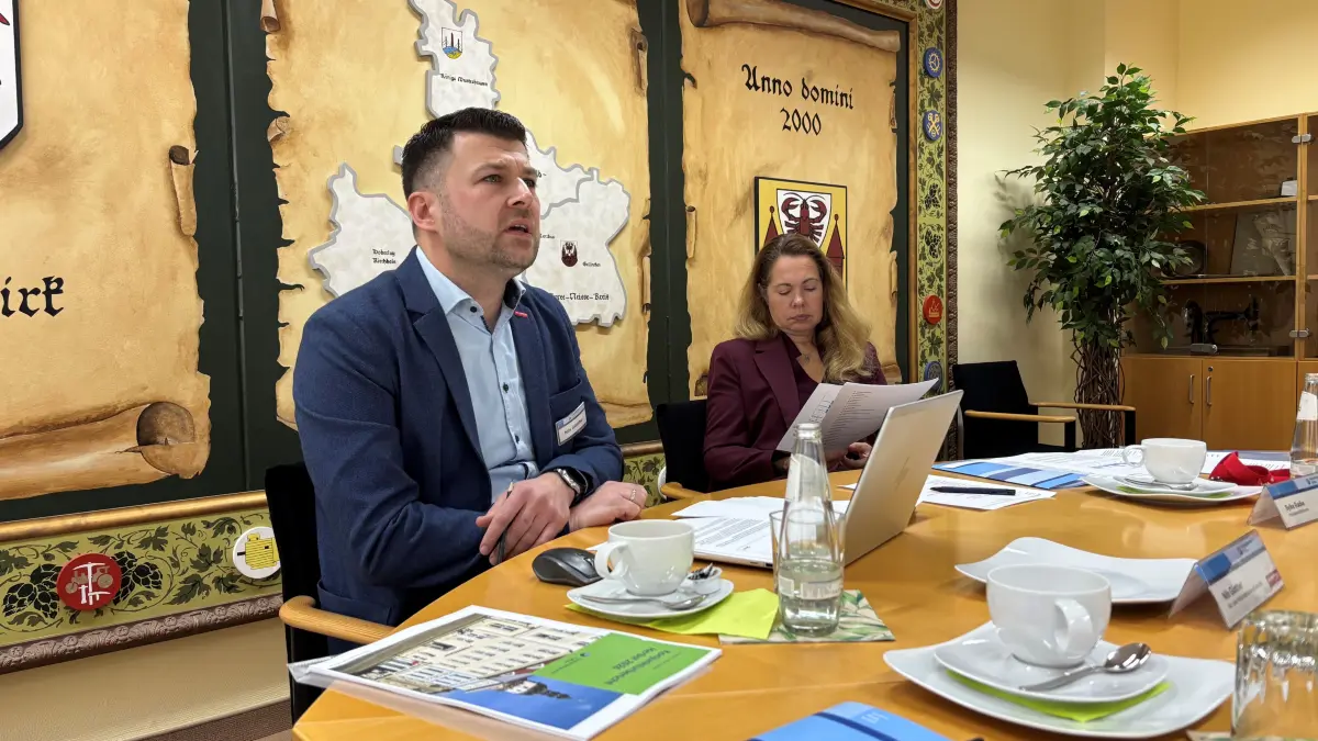 Nils Günther und Sylke Radke, Hauptgeschäftsführerin der Handwerkskammer Cottbus, stellen den Konjunkturbericht für Herbst 2026 vor. Wie bewerten Handwerker ihre Geschäftslage im Vergleich zum vergangenen Jahr?