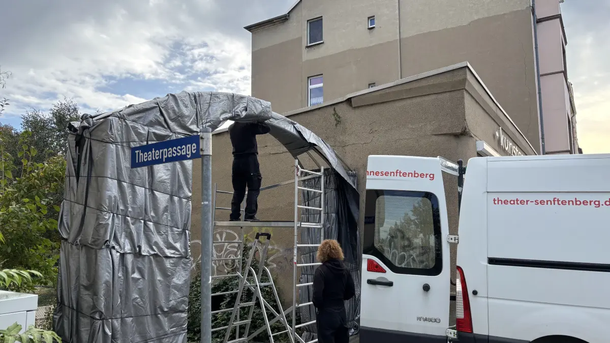 Anfang Oktober 2026 ist der vom Seidewinkler Künstler Manfred Vollmert geschaffene Torbogen am südwestlichen Eingang zur Theaterpassage in Senftenberg verhüllt worden.