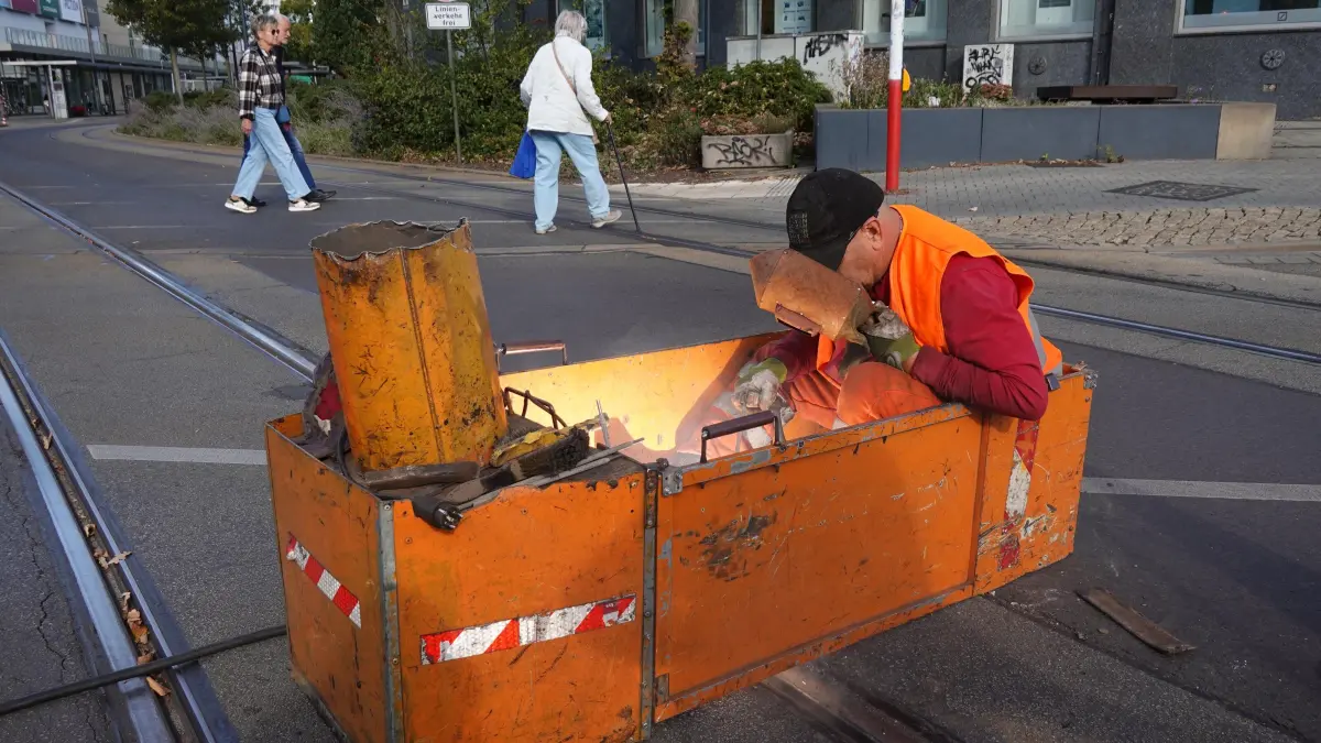 Strassenb BB Platz Reparatur: Am Brandenburger Platz hat eine Spezialfirma am Freitagvormittag mit der Reparatur schadhafter Strassenbahngleise begonnen. Der Fahrzeugverkehr sowie der Rad- und Fussgängerverkehr waren an dieser Stelle leicht eingeschränkt.