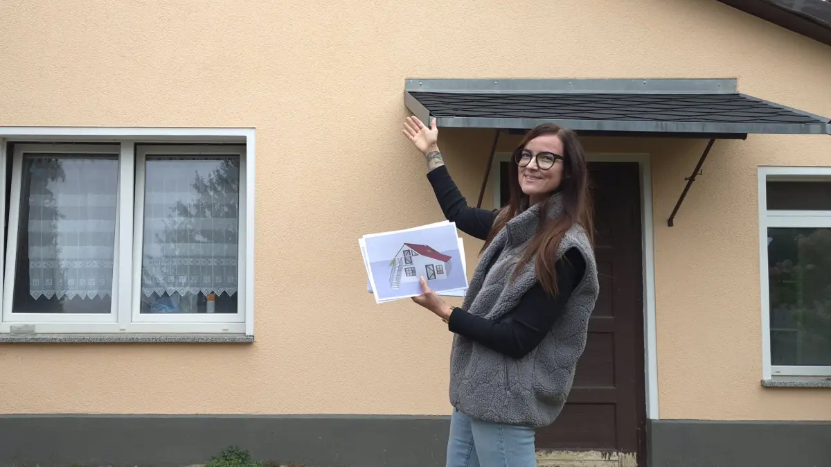 In diesem Nebengebäude in Schleife soll das „schön:WERK“ entstehen. Die Pläne dafür hält Kristin Zeisberg in der Hand.