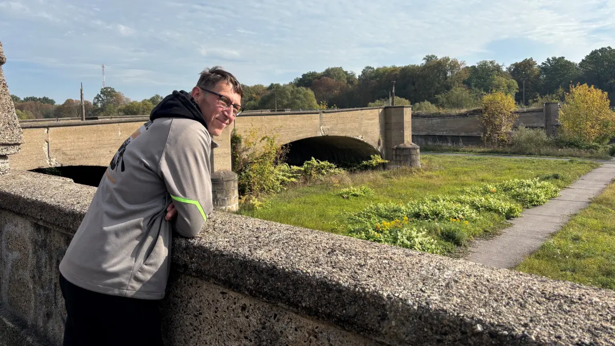 Seit über zwanzig Jahren verleiht Haiko Dahlitz bei Lausitz Kanu Schlauchboote und Kajaks. Wie sich der Grenzfluss und die Beziehungen zu Polen verändert haben, hat er aus erster Reihe beobachtet. Eine Sache bleibt jedoch gleich: die Brückenreste aus dem Zweiten Weltkrieg.