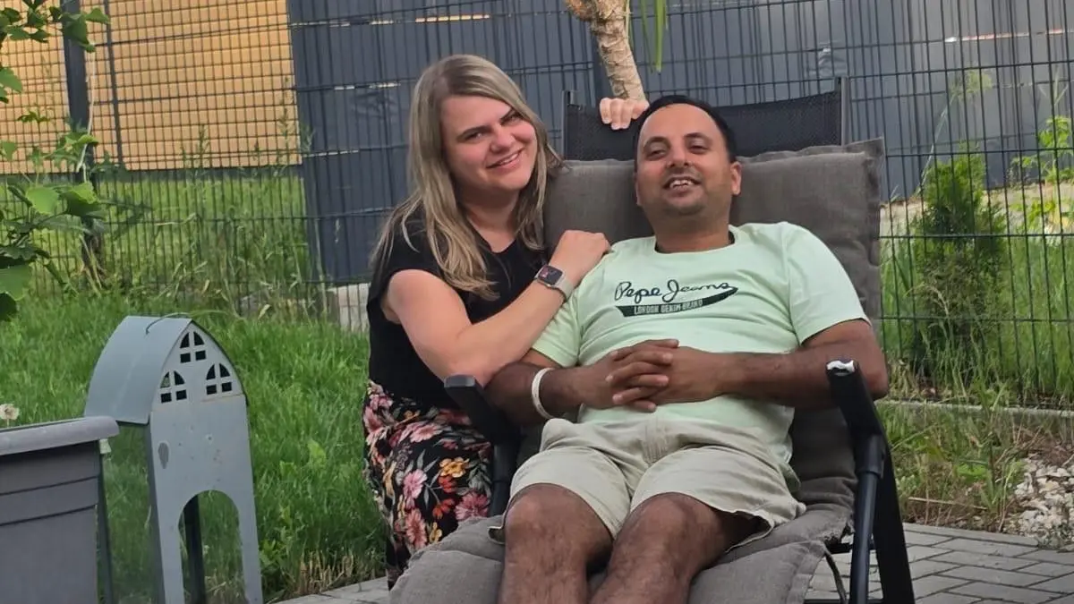 Maria Erdmann und Gagandeep Goraya genießen in Lichterfeld in ihrem Tiny-House die entspannende Atmosphäre.