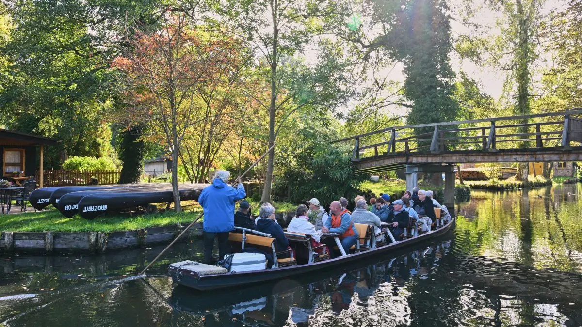 Herbst im Spreewald: 09.10.2026, Brandenburg, Lübbenau: Ein Kahnfährfrau fährt Touristen in der Herbstsonne über ein Fließ (Wasserweg) im Spreewald. Im Spreewald kehrt langsam wieder Ruhe ein. Wo sich in den Sommermonaten zahlreiche Touristen in Kähnen durch die verzweigten Fließe treiben lassen und die einzigartige Kulturlandschaft genießen, liegt nun eine besondere Ruhe über dem Wasser. Für die Bewohner bedeutet die bevorstehende Winterzeit eine Atempause, bevor im Frühjahr wieder Besucherströme in die Region zurückkehren. Foto: Patrick Pleul/dpa +++ dpa-Bildfunk +++