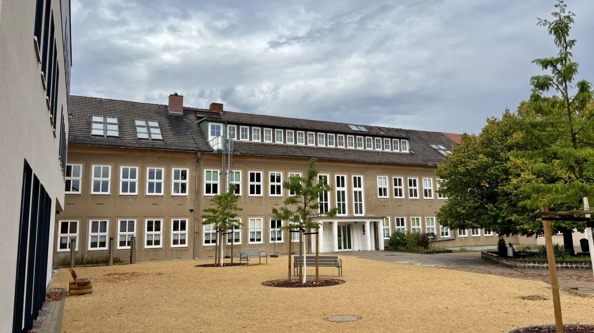 Der Schulhof der Oberschule Krauschwitz wird durch den Neubau und Altbau (Mitte) begrenzt. Dieser muss saniert werden.
