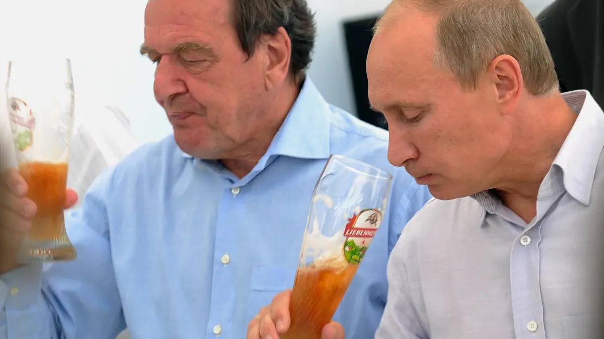 ITAR-TASS: VYBORG, RUSSIA. SEPTEMBER 6, 2011. The chairman of the board of Nord Stream AG, former German Chancellor Gerhard Schröder and Russia s Prime Minister Vladimir Putin L-R meet at the Portovaya compressor station in Vyborg. PUBLICATIONxINxGERxAUTxONLY Aufmacher RE0ED5B5