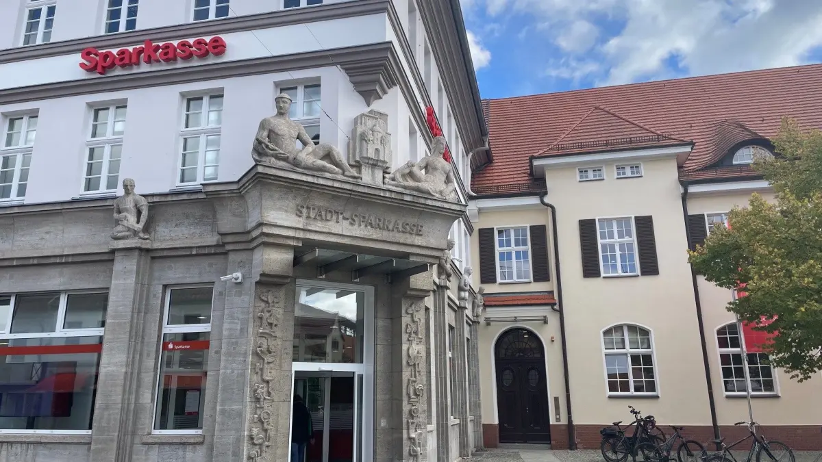 Frank Prescher wurde als Vorstandsvorsitzender der Sparkasse Elbe-Elster für weitere sechs Jahre bestellt und setzt auf Bodenständigkeit, Verlässlichkeit und Zukunftsfähigkeit.