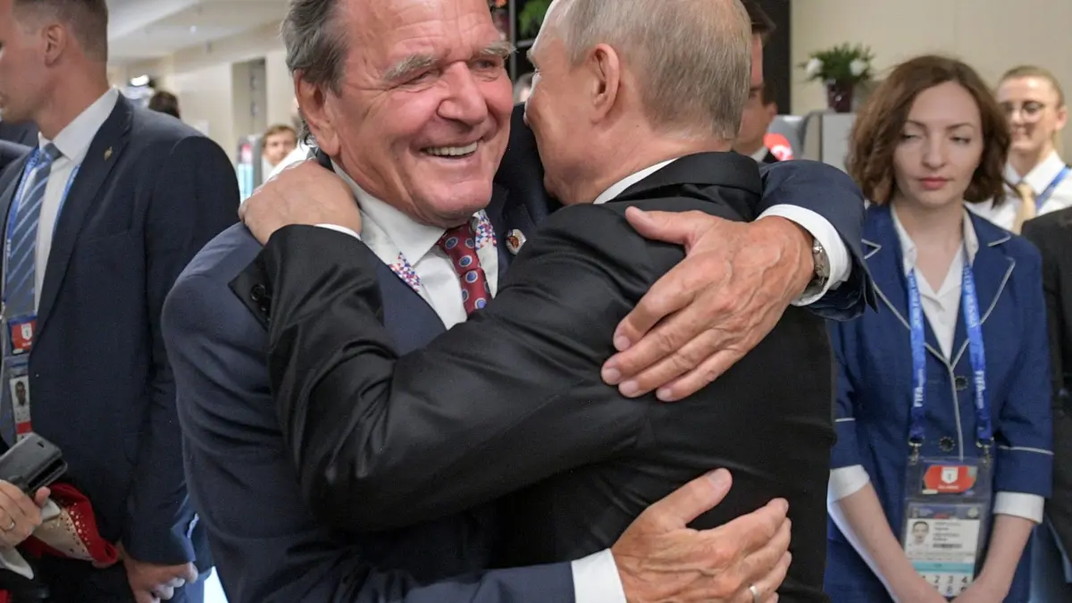 Gerhard Schröder und Wladimir Putin: Gerhard Schröder (SPD, l), ehemaliger Bundeskanzler, umarmt Wladimir Putin, Präsident von Russland, nach dem WM-Eröffnungsspiel Russland gegen Saudi-Arabien. (zu dpa: «Klingbeil: Schröder-Besuch bei Putin «völlig inakzeptabel»»)