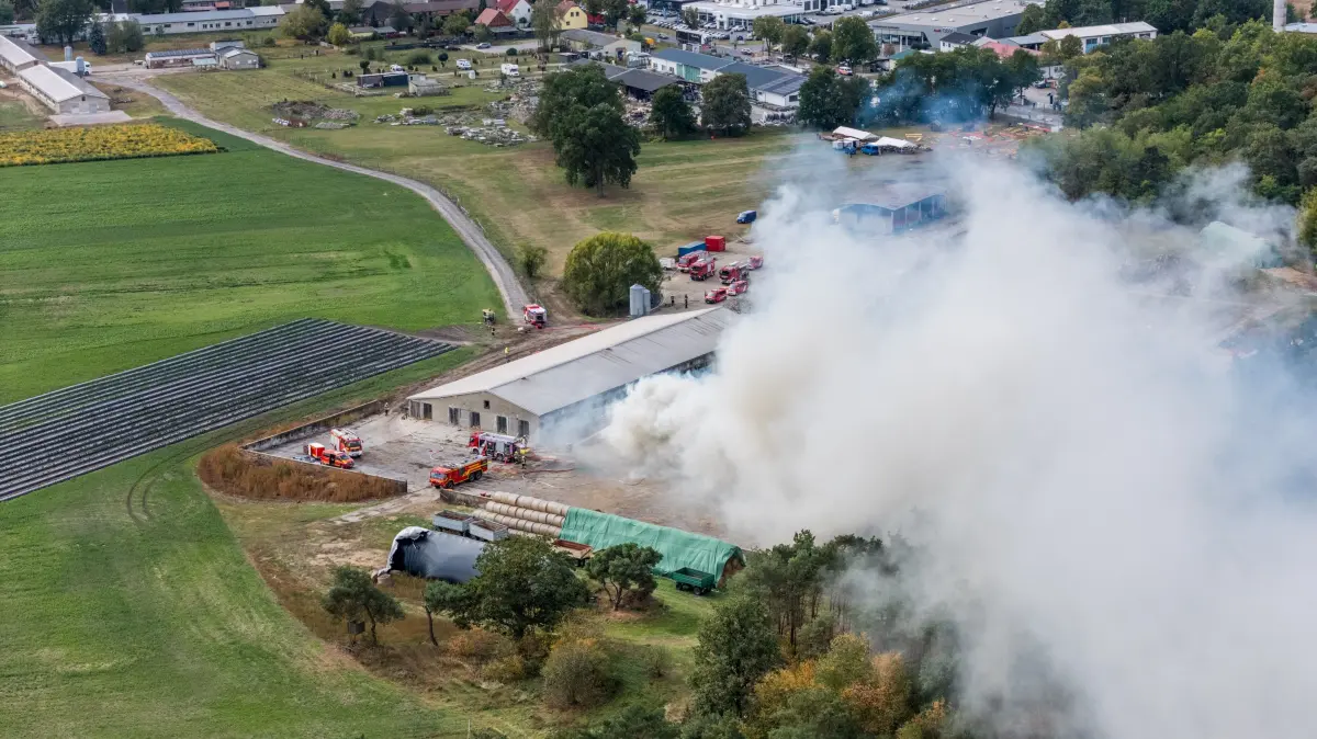 In Lübben steht eine Scheune in Flammen. Gegen 11.30 Uhr wurde Alarm ausgelöst. Nach ersten Erkenntnissen soll zunächst Stroh gebrannt haben. Mittlerweile steht der Stall mit einer Fläche von rund 40 mal 60 Metern in voller Ausdehnung in Brand. Viele Feuerwehren aus dem gesamten Landkreis wurden alarmiert und sind mit einem Großaufgebot an Einsatzkräften vor Ort, um die Löscharbeiten durchzuführen. Die Wasserversorgung gestaltet sich schwierig, weshalb mehrere Tanklöschfahrzeuge nachalarmiert wurden. Eine Rauchsäule ist weithin sichtbar, nach ersten Angaben über mehrere Kilometer.