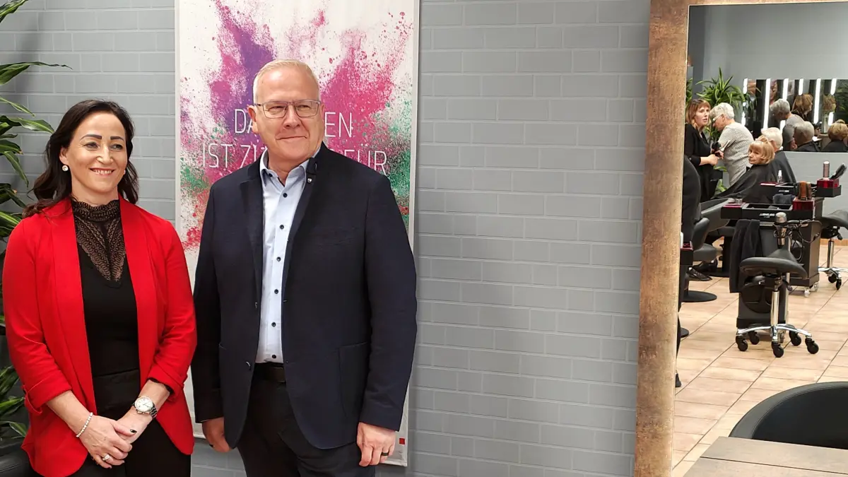Oberbürgermeister Torsten Ruban-Zeh hatte sich für seinen jüngsten Unternehmensbesuch in Hoyerswerda den neuen Salon von Sandra Waldera ausgesucht.