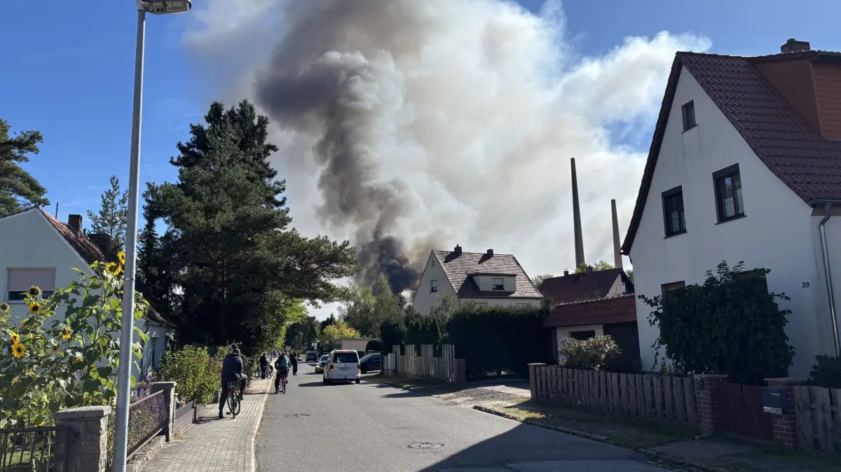 Dicker Rauch steigt über dem Braunsteich in Weißwasser auf. Später steht fest: Im Sägewerk gibt es einen Großbrand. Dieser war tagelang Stadtgespräch.