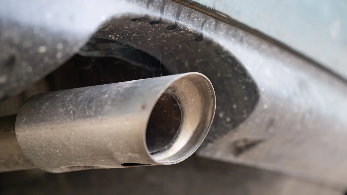 Auspuff: Das Auspuffrohr eines Fahrzeugs auf einem Parkplatz. (zu dpa: «Allianz: Europas Autoindustrie spart an falscher Stelle»)