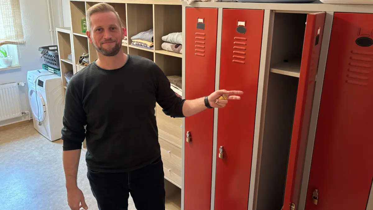 Stefan Schäpe in der Anlaufstelle des Diakonischen Werks in der Goethestraße 10 in Lübben. Hier können wohnungslose und obdachlose Menschen unter anderem ihre Wertsachen verschließen.
