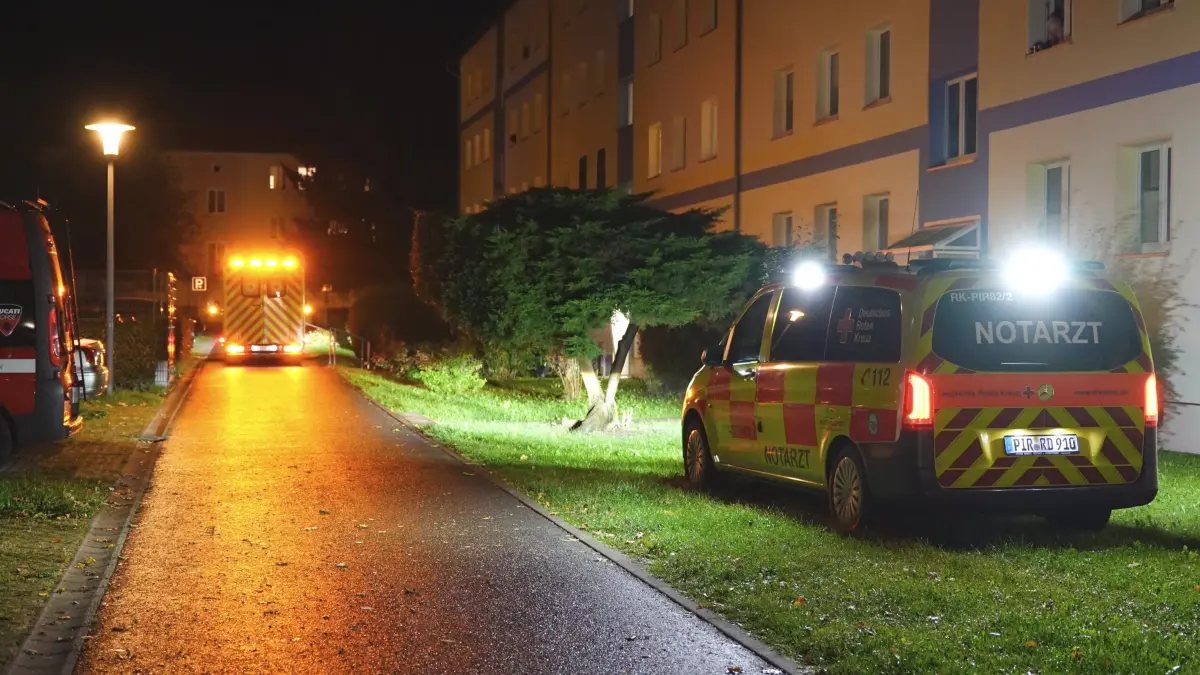 Großeinsatz von Polizei, Feuerwehr und Rettungsdienst auf dem Pirnaer Sonnenstein: Nach der Notrufmeldung soll ein Vater gedroht haben, sich selbst und seine vierjährige Tochter zu töten. Die ersten Einsatzkräfte fanden beide Personen mit schweren Verletzungen vor.