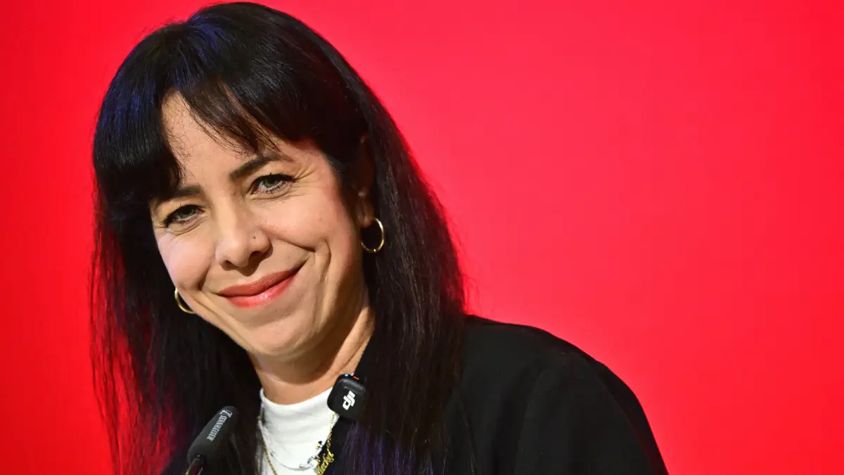 Elif Eralp, Fraktionsvorsitzende der Partei Die Linke im Berliner Abgeordnetenhaus, hat Aussicht Bürgermeisterin von Berlin zu werden. In Brandenburg sehen das nicht nur Wähler von CDU und AfD.