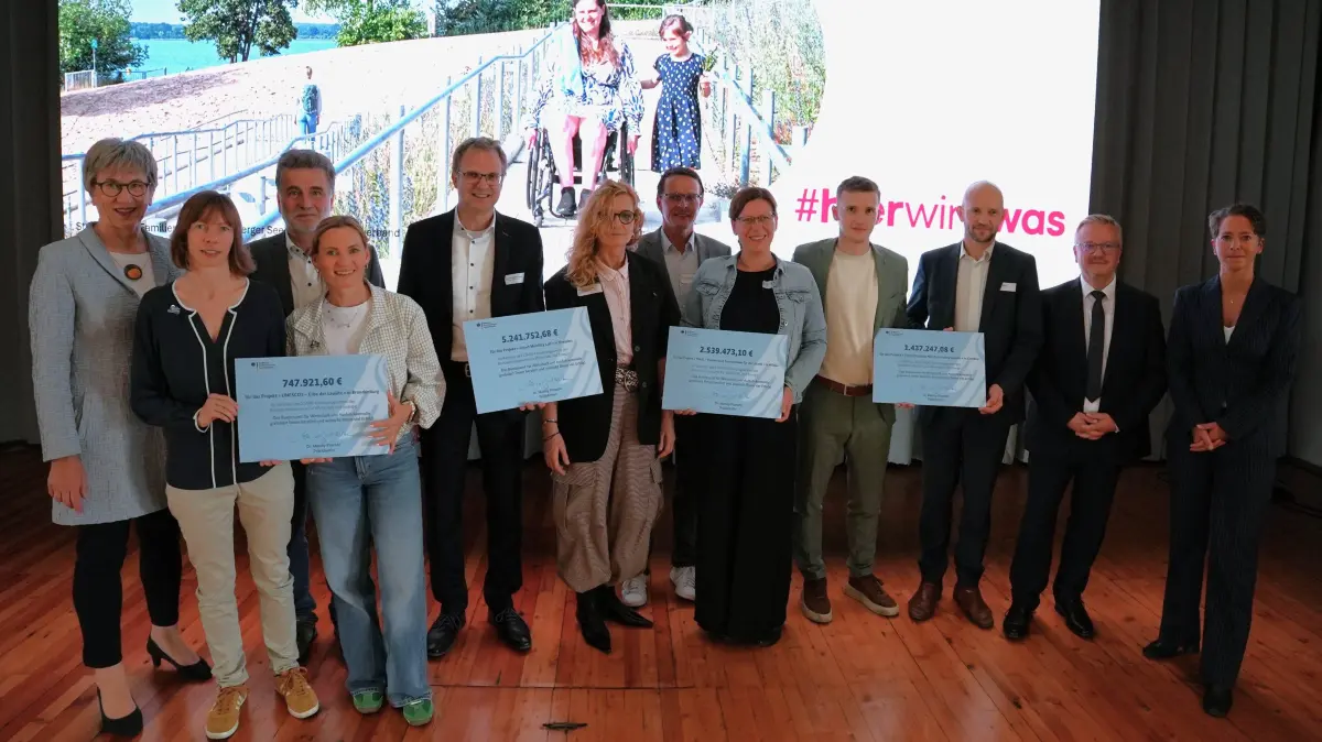Die Präsidentin des Bundesamtes für Wirtschaft und Ausfuhrkontrolle, Dr. Mandy Pastohr (r.), übergibt im Beisein von Ministerin Kathrin Schneider (l.) und Staatssekretär Sören Trillenberg (2.v.r) Förderbescheide an vier Strukturwandelprojekte aus der Lausitz.