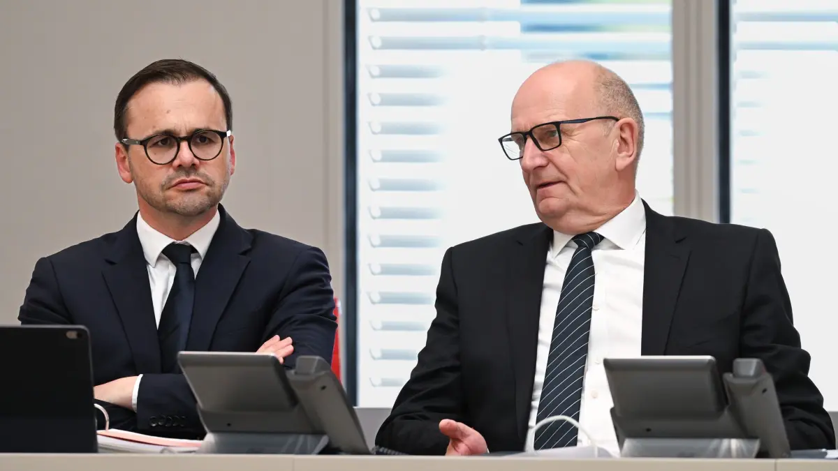 Brandenburgs Innenminister Redmann und Ministerpräsident Woidke: Jan Redmann (l, CDU), Brandenburgs Minister des Inneren und für Kommunales, und Dietmar Woidke (r, SPD), Ministerpräsident von Brandenburg, unterhalten sich während der Plenarsitzung des Brandenburger Landtags vor der Aussprache zum Thema „Sicherheit in Brandenburg“. (zu dpa: «Umfrage: AfD in Brandenburg bei 40 Prozent - CDU einstellig»)