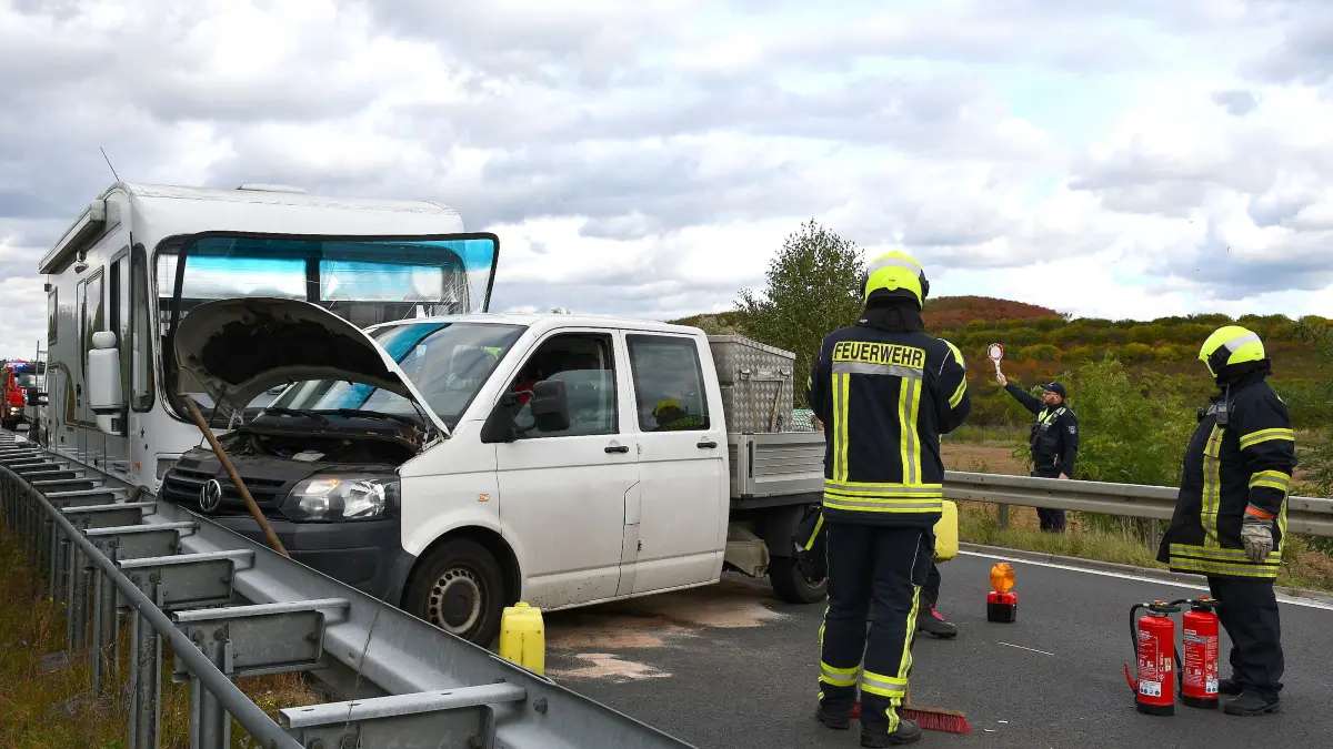 Nach einem Unfall auf der B97 bei Spremberg ist die viel befahrene Bundesstraße ab Schwarze Pumpe am Freitagnachmittag (9. Oktober 2026) voll gesperrt. Ein Wohnmobil ist mit einem Transporter kollidiert.